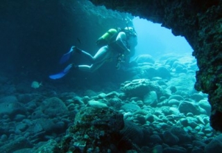 Buceador entre las rocas